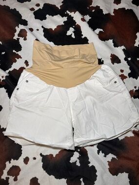 a:glow White Maternity Shorts Size 14